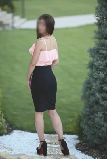 Amina, 27
