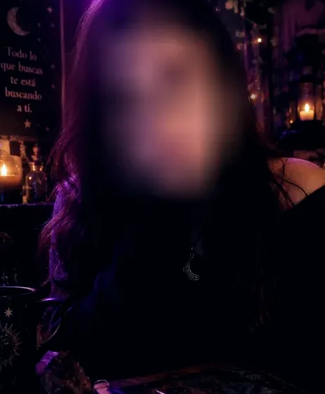 Isabella, 33