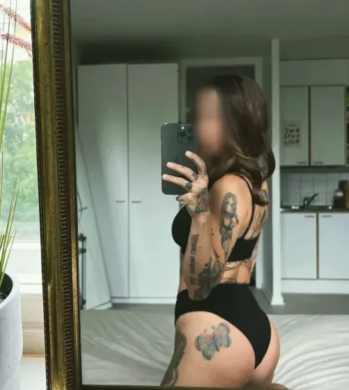 Monique, 27