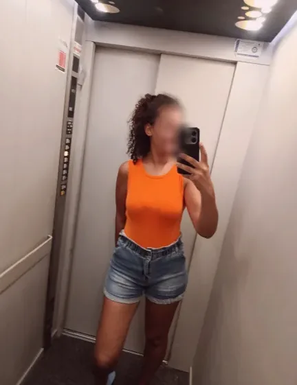 Shania, 33